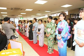 �L�����A�E�r���[�e�B�[�t�H�[�����̗l�q